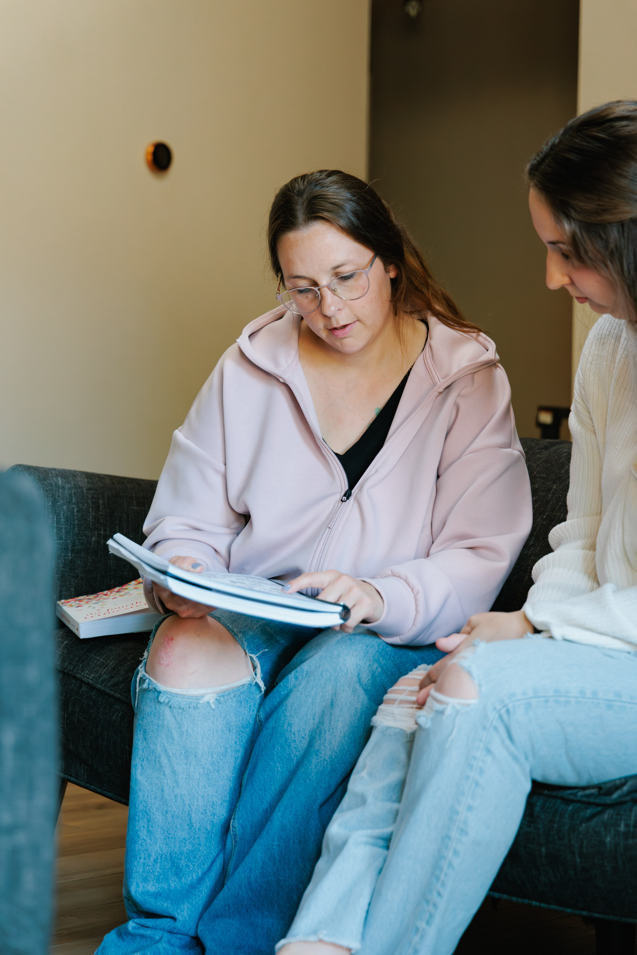 Jacklyn reviewing birth resources with a client